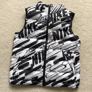 Nike YOUTH Graphic Design Puffy Vest